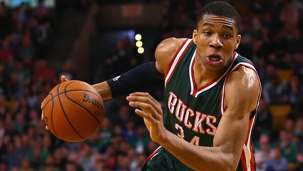 水晶宫与斯特拉斯堡赛前，维埃拉现身法国酒吧和球迷一起观战（水晶宫对阵斯特拉斯堡前，维埃拉现身法国酒吧陪球迷观赛）