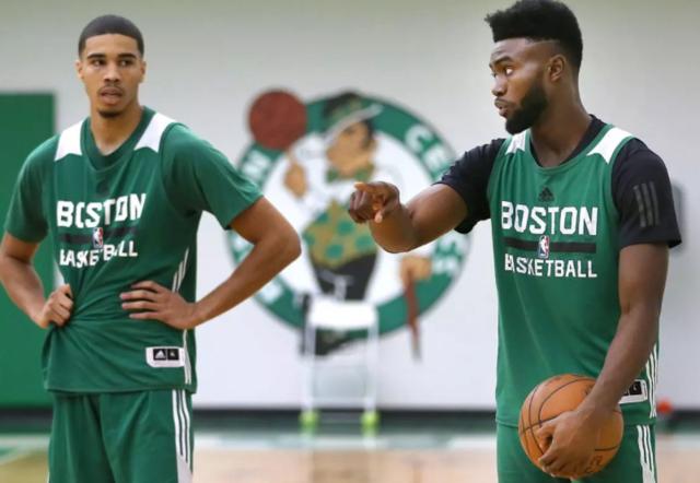 随队夺意超杯冠军！霍伊伦社媒晒捧杯照：何为明智之举（随队加冕意超杯！霍伊伦晒冠军捧杯照：这才是明智之举）