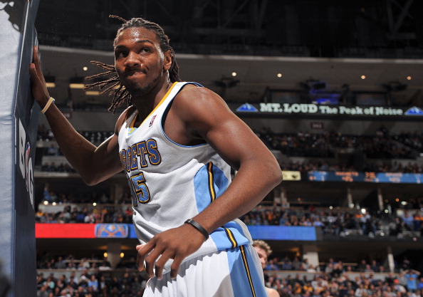 套娃，久保建英坐在涩谷的大久保建英像下握着一个小久保建英（久保建英坐在涩谷自己的巨型雕像下，手握迷你版的自己）