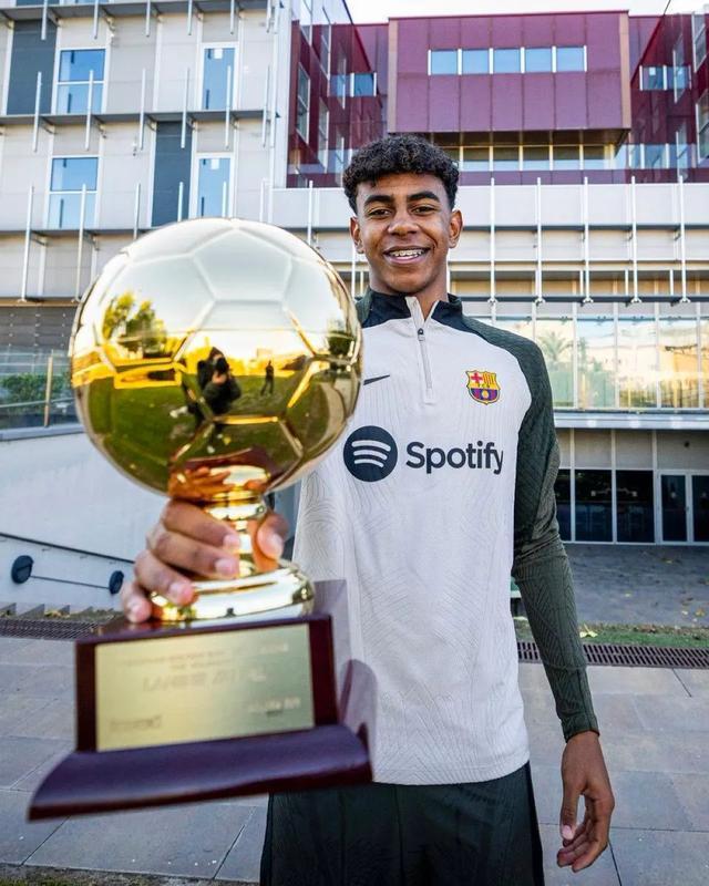 阿斯：拜仁加紧与于帕梅卡诺续约谈判，皇马考虑科纳特为备选（阿斯报：拜仁加快与于帕梅卡诺续约谈判，皇马将科纳特视作备选）