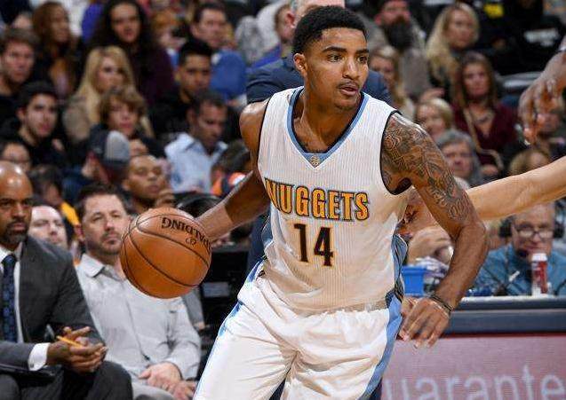 末节连中三分，怀特助球队（怀特末节连飙三分 助球队）