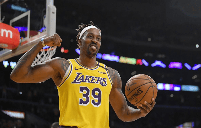 火箭半场强势领先，国王紧追不舍，球员数据亮点纷呈（火箭半场占优，国王紧咬比分，球员数据抢眼）